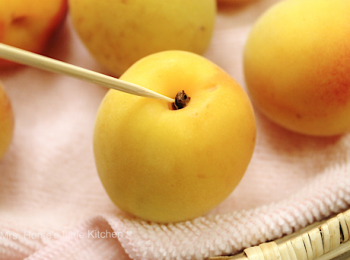 step5: 用竹籤挑去梅子蒂部，小心確認每一顆梅子的蒂部已去掉啊！