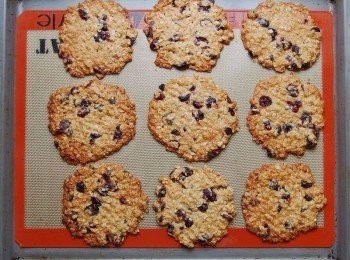 step8: 烤箱設定180度c烤15分鐘,烤好後放在網架上冷卻