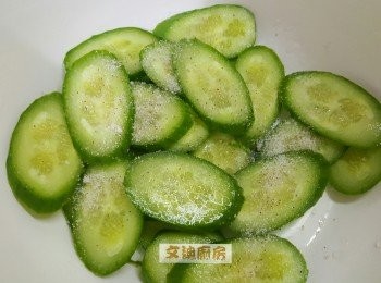 step3: 青瓜切片，先用少量鹽混合待上一至兩分鐘，然後用大量清水沖洗，再用清水浸約5分鐘，然後把水倒去瀝乾(這是我自己喜歡的做法，因為我家刁生不太喜歡青瓜的青草味)
＊喜歡爽脆口感的不用跟這個步驟＊
然後把青瓜片混合好車厘茄， 讓青瓜也混入一點甜味