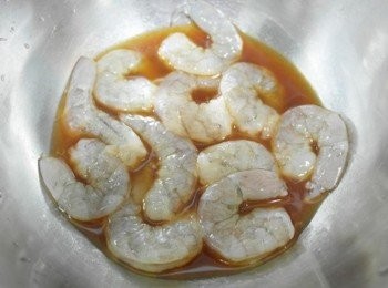 step1: 將蝦子去頭去殼去尾背部劃一刀!!!並與<span class="group_2">醃料</span>一起靜置約15分鐘~~