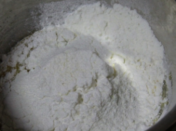 step4: 過篩到盛雞蛋液的盤裡