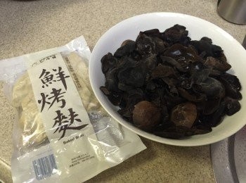 step1: 先將烤麩沖洗後瀝乾或用廚房紙印乾，切細粒狀備用，雲耳沖洗後切小朵去蒂, 汆水瀝乾備用, 小冬菇浸軟身後榨乾水份,加少許糖及油蒸15分鐘至軟身備用
