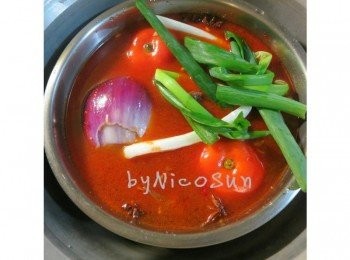 step4: 電鍋準備.牛肉加入<span class="group_5">高湯</span>擺入蔬菜(番茄.洋蔥.蔥段打結)放外鍋放三杯水蒸