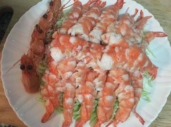 step12: 將剖好的蝦子鋪排在高麗菜絲上，並擠上芥末美奶滋沙拉醬。喜歡的話可以磨些檸檬皮在上面，可以去膩又增加香氣。磨檸檬皮時不要磨到白色的部份就不會苦喔。