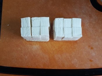 step2: 豆腐用廚房紙，徹底吸乾水份，將豆腐切成小粒備用。