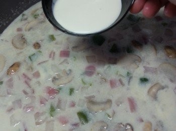 step19: 熄火,加入淡忌廉拌勻即可(飲用時可加胡椒粉及配梳打餅食用)