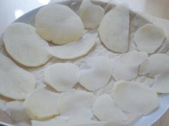 step2: 用廚紙吸乾水份，放在烘焙紙上，不要重疊 （一定要用烘焙紙，否則薯片會黏在一起）