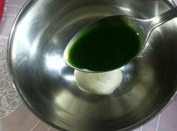 step6: 粉團取出50g做葉,將菠菜汁慢慢加入搓成綠色,(不要一次過加太多,否則麵團會太濕,如真的太濕只好加些底筋粉搓成麵團)