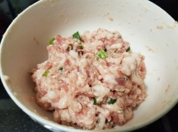 step4: 將豬肉用雞粉，糖，麻油，生粉撈至起膠備用