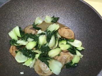 step2: 再加入隔夜的白菜仔, 略炒盛起備用