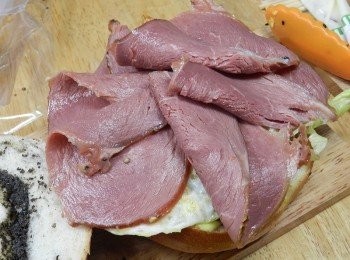 step4: 豪邁的放上六片胡椒牛肉片