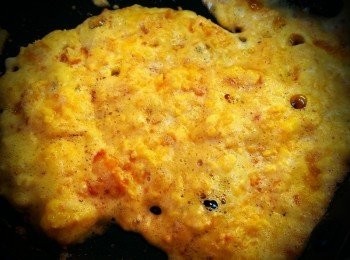 step7: 將鹹蛋黃炒成金沙,要用大火唷!