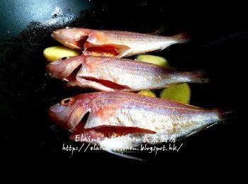 step5: 鑊中爆香薑片 , 放入紅衫魚用慢火慢慢煎至兩面金黃色