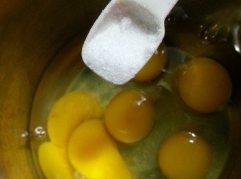 step5: 雞蛋加半茶匙鹽用打蛋器打勻