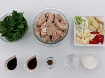 step1: 準備材料。將雞肉塊先用熱水汆燙後,沖冷水去除雜質,瀝乾備用。青蔥切段,老薑切片,辣椒切片。
