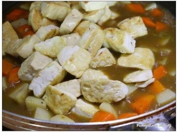 step5: 將巳煎至表面微焦的豆腐，放入咖哩湯汁中進行燴煮至水份微乾即可