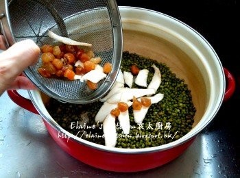 step6: 逐一放入准山 , 圓肉 , 果皮 , 加入3500ml水 , 先用中火煲15分鐘至滾起