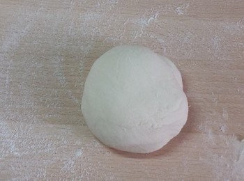 step2: 先將<span class="group_1">批底材料</span>搓成表面光滑的麵糰。