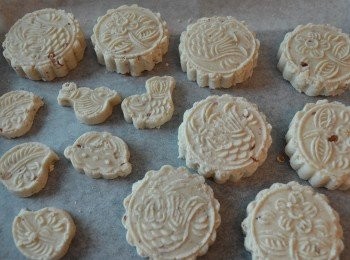 step5: 將餅餡從餅模中輕拍扣出來。