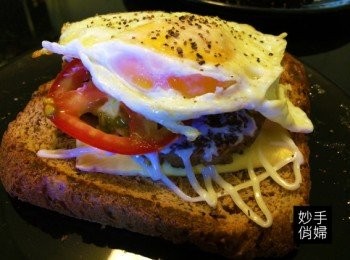 step3: 再放入烤箱的時間中,繼續用煎過肉排的平底鍋煎荷包蛋,在起鍋前加撒上適量的鹽巴