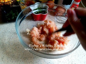 step6: 雞柳切粒再剁成蓉 , 放入大碗內加少許鹽 , 酒 , 胡椒粉拌勻靜待30分鐘