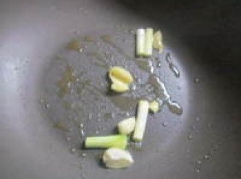 step4: 先放入蒜頭及葱白爆香