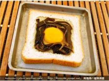 step4: 將香菇昆布黑菇醬內的黑木耳絲，直接擺放在蛋白上。