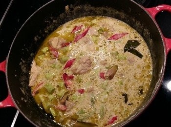 step6: 加入適量的高湯或水(水量蓋到<span class="group_1">食材</span>即可)煮滾後蓋上鍋蓋煮至雞肉熟即可(去骨雞腿肉約8~10分鐘)。雞肉熟了加入剩下的椰漿煮滾 ,放入紅辣椒片及蘆筍或四季豆等蔬菜來增加口感。