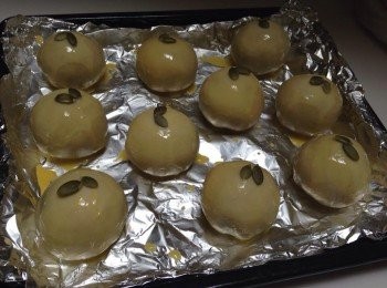 step8: 送進烤箱前將每顆表皮刷上蛋黃液,擺上黑芝麻或白芝麻還是南瓜籽裝飾!
