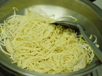 step3: 下麵條及所有<span class="group_2">調味料</span>拌勻，快炒兩分鐘