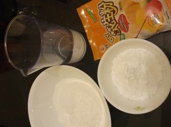 step1: 將糯米粉,水和糖攪勻過篩,預備一隻玻璃碟搽上一層薄油倒入粉漿。