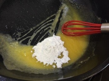 step6: 可以斜放鑊子，在牛油溶液中分2-3次加入麵粉，再攪均至沒有粉粒