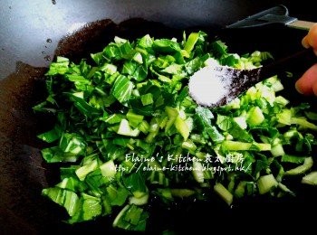 step4: 將小棠菜粒放入鑊中 , 加少許鹽調味拌勻
