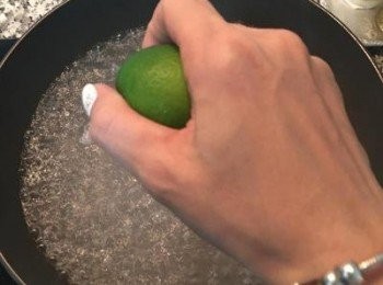 step4: 水滾後擠入檸檬汁(可去腥及讓豬肉顯白）