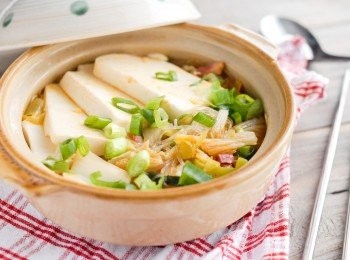 step2: 下高湯，煮沸後加入粉絲煮至軟身