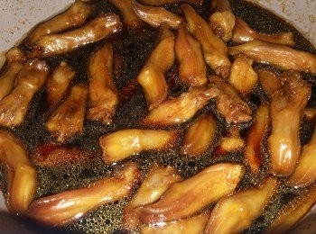 step2: 將餘下鹵水加相同的水,三湯匙糖和薑煮滾後,將鴨舌和醃料一同放入煲內,約五分鐘後再加老抽可慢慢加,加到自己喜歡的顏色。