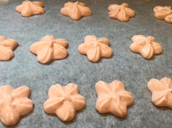 step4: 將蛋白漿吱上焗盤，放室內至個面乾，唔痴手。
（約半個鐘）