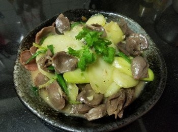 step6: 做法：

將已起外層的鴨腎，切片用1/2茶匙雞粉，麻油，黃酒，胡椒粉，少少糖醃 30分鐘，荷塘芥蘭去皮後切片。

爆香蒜頭，乾蔥爆炒鴨腎片半熟上碟，再爆香蒜頭，乾蔥，薑片放入芥蘭稍為爆炒，加約 200ml 水，少少糖，雞粉中火煮滾，煮至開始轉透明後，將鴨腎回鑊，轉大火快炒，炒至開始收汁後，放入蔥段，芫茜，麻油少少生粉水埋芡，完成。