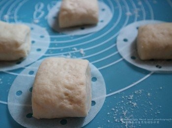 step1: 將中筋麵粉、酵母、糖、鹽、水、椰汁漸漸加入混成糰狀,最後加入油搓按約10-12分鐘~