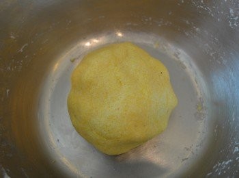 step2: 倒入菜油和水拌勻並揉成麵糰。(如麵糰太乾，可再加點水搓揉。）