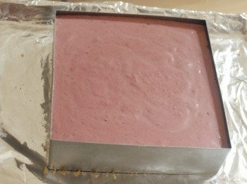 step7: 將<span class="group_2">慕絲</span>倒入<span class="group_2">慕絲</span>模具內，然後放入冰箱最少三個小時至凝固
