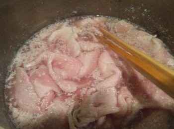 step3: 黑豚肉洗淨後氽水備用,這樣做法避免<span class="group_2">黑豚肉汁</span>混淆。
