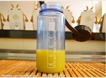 step3: 將柳橙汁與檸檬汁依照比例，分別倒入杯中。