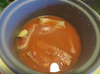 step4: 下排骨大火烧开，转小火焖煮约40分钟至排骨酥软，最后大火收汁即可or放进电饭煲按键，煮至跳键既可。