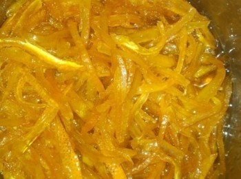 step8: 用中火一直煮到果皮成透明狀,就馬上熄火.（煮的時候,糖和柑橘會慢慢溶成液體狀,所以不要擔心,有時晃動一下鍋子讓它受熱平均一些）