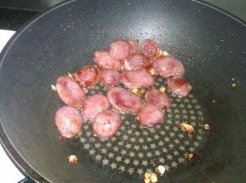 step2: 用蒜末爆香後，放入香腸將兩面煎的焦香