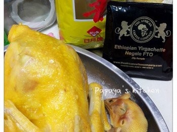 step2: ***熏料：茶葉4湯匙，黑糖1湯匙，白糖1湯匙，丁香8粒，八角3粒，咖啡粉1湯匙（可省略，咖啡可以提升香氣，但不同種嘅咖啡會令雞皮帶少少酸）***
蒸好後，要將雞攞起，隔起啲雞油，雞放涼，比較乾身嘅時候，先可以熏，乾身先可以上到色