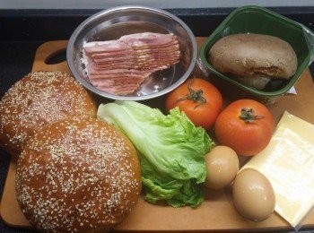 step1: 生菜洗淨，瀝乾水備用; 蕃茄洗淨，切片備用
雞蛋煎成荷包蛋/太陽蛋