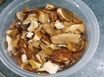 step5: 牛肝菌用少許水浸軟待用