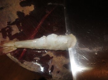 step6: 2,3次斜切, 切斷肚子裡面的筋，切到中間就好了. 切太深炸時候會斷掉!!
切筋, 預防加熱時候捲起來